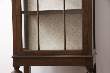 イギリスアンティーク　オーク材　ヨーロピアンなデザインがお洒落!!小振りなキャビネット(キュリオケース、ガラスケース、ショーケース、飾り棚、陳列棚、収納棚、戸棚)(R-063607)