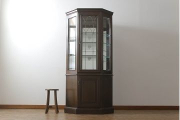 中古　カリモク家具(karimoku)　domani(ドマーニ)　QUEENS LIFE(クイーンズライフ)　クラシカルなデザインが魅力的なコーナーキャビネット(食器棚、キュリオケース、飾り棚、収納棚)(定価約35万円)(R-063610)