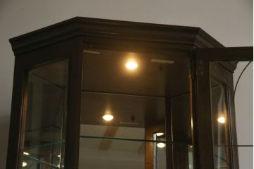 中古　カリモク家具(karimoku)　domani(ドマーニ)　QUEENS LIFE(クイーンズライフ)　クラシカルなデザインが魅力的なコーナーキャビネット(食器棚、キュリオケース、飾り棚、収納棚)(定価約35万円)(R-063610)