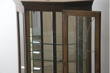 中古　カリモク家具(karimoku)　domani(ドマーニ)　QUEENS LIFE(クイーンズライフ)　クラシカルなデザインが魅力的なコーナーキャビネット(食器棚、キュリオケース、飾り棚、収納棚)(定価約35万円)(R-063610)