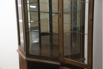 中古　カリモク家具(karimoku)　domani(ドマーニ)　QUEENS LIFE(クイーンズライフ)　クラシカルなデザインが魅力的なコーナーキャビネット(食器棚、キュリオケース、飾り棚、収納棚)(定価約35万円)(R-063610)