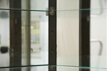 中古　カリモク家具(karimoku)　domani(ドマーニ)　QUEENS LIFE(クイーンズライフ)　クラシカルなデザインが魅力的なコーナーキャビネット(食器棚、キュリオケース、飾り棚、収納棚)(定価約35万円)(R-063610)