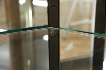 中古　カリモク家具(karimoku)　domani(ドマーニ)　QUEENS LIFE(クイーンズライフ)　クラシカルなデザインが魅力的なコーナーキャビネット(食器棚、キュリオケース、飾り棚、収納棚)(定価約35万円)(R-063610)
