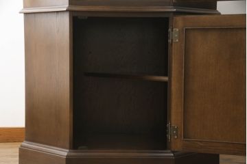 中古　カリモク家具(karimoku)　domani(ドマーニ)　QUEENS LIFE(クイーンズライフ)　クラシカルなデザインが魅力的なコーナーキャビネット(食器棚、キュリオケース、飾り棚、収納棚)(定価約35万円)(R-063610)