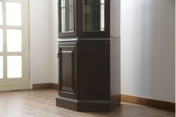中古　カリモク家具(karimoku)　domani(ドマーニ)　QUEENS LIFE(クイーンズライフ)　クラシカルなデザインが魅力的なコーナーキャビネット(食器棚、キュリオケース、飾り棚、収納棚)(定価約35万円)(R-063610)