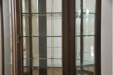 中古　カリモク家具(karimoku)　domani(ドマーニ)　QUEENS LIFE(クイーンズライフ)　クラシカルなデザインが魅力的なコーナーキャビネット(食器棚、キュリオケース、飾り棚、収納棚)(定価約35万円)(R-063610)