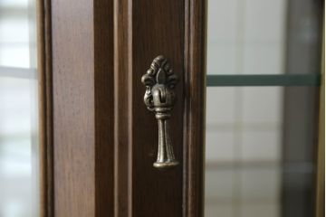 中古　カリモク家具(karimoku)　domani(ドマーニ)　QUEENS LIFE(クイーンズライフ)　クラシカルなデザインが魅力的なコーナーキャビネット(食器棚、キュリオケース、飾り棚、収納棚)(定価約35万円)(R-063610)