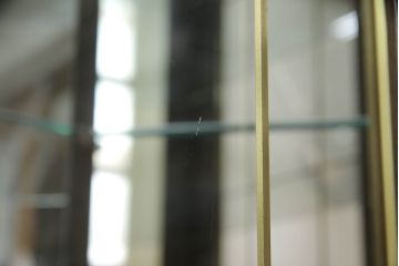 中古　カリモク家具(karimoku)　domani(ドマーニ)　QUEENS LIFE(クイーンズライフ)　クラシカルなデザインが魅力的なコーナーキャビネット(食器棚、キュリオケース、飾り棚、収納棚)(定価約35万円)(R-063610)