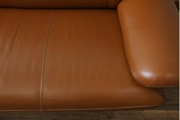 中古　美品　アサヒ木工　パンサー　本革(羊革)+合皮　レザー　シンプルなデザインの2.5人掛けソファ(3人掛けソファ、2人掛けソファ)(定価約31万円)(R-063612)