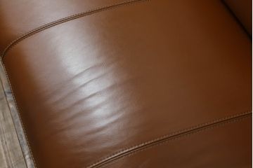 中古　美品　アサヒ木工　パンサー　本革(羊革)+合皮　レザー　シンプルなデザインの2.5人掛けソファ(3人掛けソファ、2人掛けソファ)(定価約31万円)(R-063612)