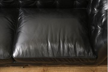 中古　美品　ハロ(HALO)　ケンジントン(KENSINGTON)　本革　チェスターフィールド　高級感ある佇まいが目を引く2.5人掛けソファ(3人掛けソファ、2人掛けソファ)(定価約55万円)(R-063613)