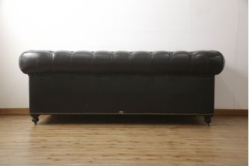 中古　美品　ハロ(HALO)　ケンジントン(KENSINGTON)　本革　チェスターフィールド　高級感ある佇まいが目を引く2.5人掛けソファ(3人掛けソファ、2人掛けソファ)(定価約55万円)(R-063613)
