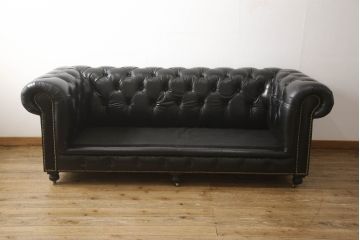 中古　美品　ハロ(HALO)　ケンジントン(KENSINGTON)　本革　チェスターフィールド　高級感ある佇まいが目を引く2.5人掛けソファ(3人掛けソファ、2人掛けソファ)(定価約55万円)(R-063613)