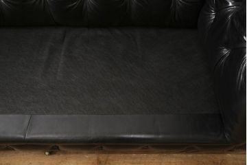 中古　美品　ハロ(HALO)　ケンジントン(KENSINGTON)　本革　チェスターフィールド　高級感ある佇まいが目を引く2.5人掛けソファ(3人掛けソファ、2人掛けソファ)(定価約55万円)(R-063613)