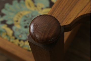 和製ビンテージ　高級品!　三越デパート　チーク無垢材　カーブを描くアームが特徴的な1人掛けソファ(アームチェア、一人掛け)(R-063660)