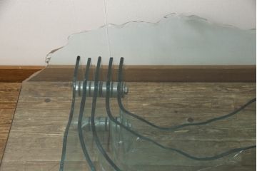 中古　美品　イタリア高級家具　FIAM Italia(フィアムイタリア)　shell　曲面ガラス　打ち寄せる波のようなデザインが美しいローテーブル(ガラステーブル、センターテーブル、コーヒーテーブル)(定価約90万円)(R-063661)