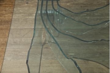 中古　美品　イタリア高級家具　FIAM Italia(フィアムイタリア)　shell　曲面ガラス　打ち寄せる波のようなデザインが美しいローテーブル(ガラステーブル、センターテーブル、コーヒーテーブル)(定価約90万円)(R-063661)