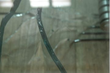 中古　美品　イタリア高級家具　FIAM Italia(フィアムイタリア)　shell　曲面ガラス　打ち寄せる波のようなデザインが美しいローテーブル(ガラステーブル、センターテーブル、コーヒーテーブル)(定価約90万円)(R-063661)