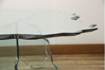 中古　美品　イタリア高級家具　FIAM Italia(フィアムイタリア)　shell　曲面ガラス　打ち寄せる波のようなデザインが美しいローテーブル(ガラステーブル、センターテーブル、コーヒーテーブル)(定価約90万円)(R-063661)