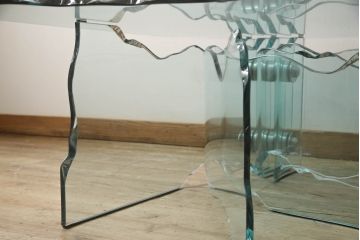 中古　美品　イタリア高級家具　FIAM Italia(フィアムイタリア)　shell　曲面ガラス　打ち寄せる波のようなデザインが美しいローテーブル(ガラステーブル、センターテーブル、コーヒーテーブル)(定価約90万円)(R-063661)