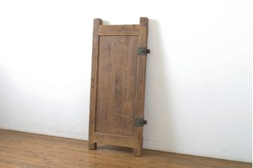 アンティーク建具　時代を感じる門扉の小扉1枚(くぐり戸、木製扉、蔵戸)(R-063681)