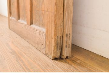 アンティーク建具　木の温かな色合いが魅力の板戸2枚セット(引き戸、玄関戸)(R-063701)