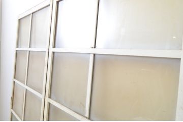 アンティーク建具　ペイント仕上げ限定　レトロな雰囲気づくりにおすすめ!白のペイントが印象的なガラス戸2枚セット(引き戸)(R-063706)