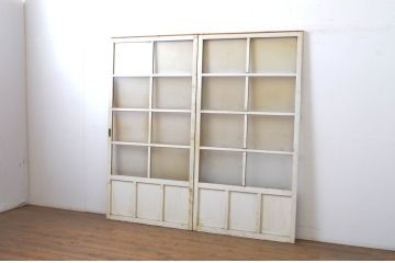アンティーク建具　ペイント仕上げ限定　レトロな雰囲気づくりにおすすめ!白のペイントが印象的なガラス戸2枚セット(引き戸)(R-063706)
