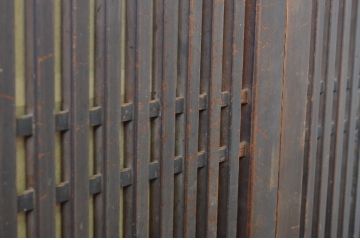 アンティーク建具　裏障子付き　時代の流れを感じさせる色合いが魅力の格子帯戸3枚セット(板戸、格子戸、障子戸、引き戸)(R-063719)