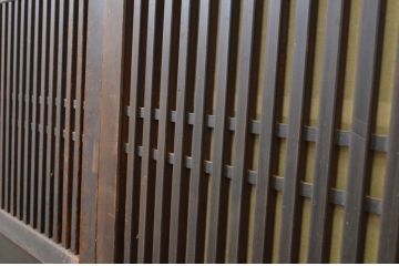 アンティーク建具　裏障子付き　時代の流れを感じさせる色合いが魅力の格子帯戸3枚セット(板戸、格子戸、障子戸、引き戸)(R-063719)