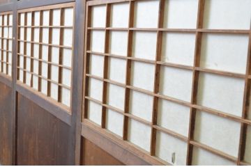 アンティーク建具　裏障子付き　時代の流れを感じさせる色合いが魅力の格子帯戸3枚セット(板戸、格子戸、障子戸、引き戸)(R-063719)