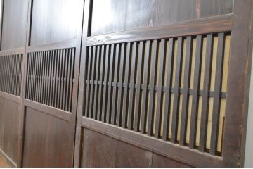 アンティーク建具　裏障子付き　情緒ある和の雰囲気作りにおすすめの格子帯戸3枚セット(格子戸、引き戸)(R-063721)