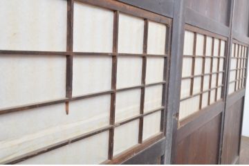 アンティーク建具　裏障子付き　情緒ある和の雰囲気作りにおすすめの格子帯戸3枚セット(格子戸、引き戸)(R-063721)