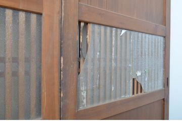 アンティーク建具　裏ガラス付き　落ち着いた和の空間を演出する格子帯戸3枚セット(ガラス戸、引き戸、ガラス帯戸)(R-063723)