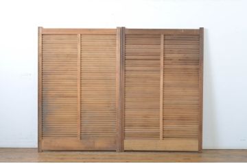 アンティーク建具　木の温もりを感じるルーバー窓2枚セット(引き戸、雨戸、ジャロジー窓、木製)(R-063740)