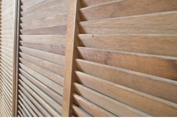 アンティーク建具　木の温もりを感じるルーバー窓2枚セット(引き戸、雨戸、ジャロジー窓、木製)(R-063740)