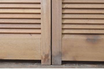 アンティーク建具　木の温もりを感じるルーバー引き戸2枚セット(ルーバー戸、ジャロジー戸、雨戸、木製)(R-063746)