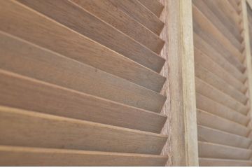 アンティーク建具　木の温もりを感じるルーバー引き戸2枚セット(ルーバー戸、ジャロジー戸、雨戸、木製)(R-063746)