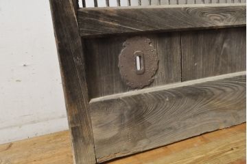 アンティーク建具　極厚　総欅(ケヤキ)材　枯れた感じがいいね!!経年を感じる風合いが魅力の鉄格子蔵戸1枚(玄関戸、引き戸、建具)(R-063762)