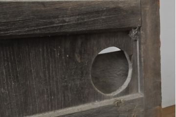 アンティーク建具　極厚　総欅(ケヤキ)材　枯れた感じがいいね!!経年を感じる風合いが魅力の鉄格子蔵戸1枚(玄関戸、引き戸、建具)(R-063762)