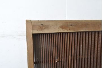 アンティーク建具　檜(ヒノキ)材　欅(ケヤキ)材　桟の細さがいいね!!経年による風合いが味わい深い格子戸1枚(玄関戸、蔵戸、引き戸、建具)(R-063764)