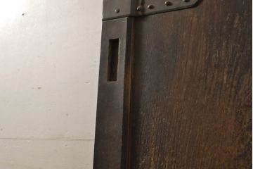 和製アンティーク　枠ヒノキ材　板欅(ケヤキ)材　壽の大きな金具が目を惹く蔵戸1枚(寿、建具、引き戸、玄関戸)(R-063765)