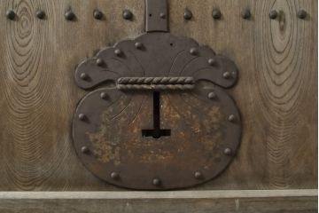 和製アンティーク　新潟産　総欅(ケヤキ)材　重厚感ある佇まいが魅力の蔵戸1枚(建具、引き戸、玄関戸)(R-063768)