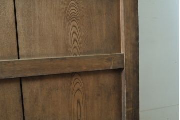 和製アンティーク　新潟産　総欅(ケヤキ)材　重厚感ある佇まいが魅力の蔵戸1枚(建具、引き戸、玄関戸)(R-063768)