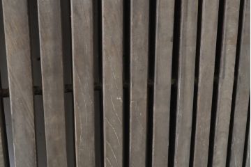 アンティーク建具　総欅(ケヤキ)材　重厚感ある佇まいが魅力の格子蔵戸1枚(玄関戸、引き戸)(R-063769)