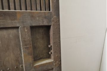 アンティーク建具　総欅(ケヤキ)材　重厚感ある佇まいが魅力の格子蔵戸1枚(玄関戸、引き戸)(R-063769)