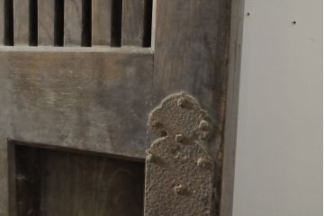 アンティーク建具　総欅(ケヤキ)材　重厚感ある佇まいが魅力の格子蔵戸1枚(玄関戸、引き戸)(R-063769)