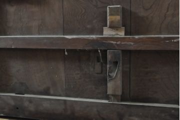 アンティーク建具　総欅(ケヤキ)材　重厚感ある佇まいが魅力の格子蔵戸1枚(玄関戸、引き戸)(R-063769)