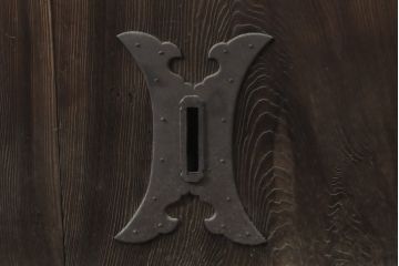 アンティーク建具　枠欅(ケヤキ)材　特大蔵戸1枚を2分割にリメイク!!存在感抜群の格子蔵戸2枚セット(引き戸、格子戸、玄関戸)(R-063770)