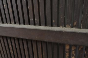 アンティーク建具　枠欅(ケヤキ)材　特大蔵戸1枚を2分割にリメイク!!存在感抜群の格子蔵戸2枚セット(引き戸、格子戸、玄関戸)(R-063770)